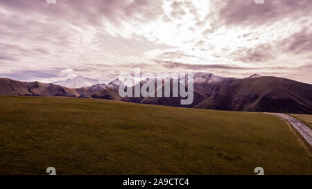 Der erste Schnee auf Sibillini Berge im Herbst Stockfoto