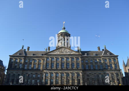 Amsterdam, Niederlande.10 November, 2019. Der Königspalast am Dam-Platz im Zentrum von Amsterdam. Stockfoto