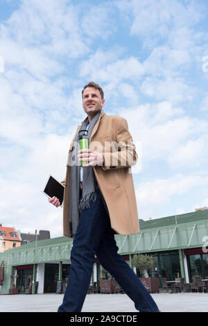 Unternehmer, im mittleren Alter, Tablet, Trinkflasche, Gehen, Stockfoto