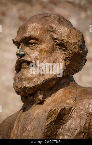 Karl Marx Statue auf der Simeonstiftplatz in Trier. Die Kunstwerke des Bildhauers Wu Weishan ist ein Geschenk aus der Volksrepublik China. Stockfoto