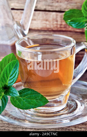 Pfefferminze Blätter und Kaffee Stockfoto