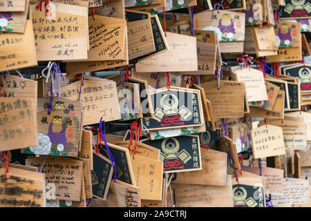 Holz- votiv "Ema" Plaques in einem Tempel in Tokio, Japan. Stockfoto