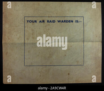 Ein Informationsplaster "Your Air Raid Warden is...", ein Stück Replikat-Erinnerungsstücke aus der Blitz Ära der vierziger Jahre. Stockfoto
