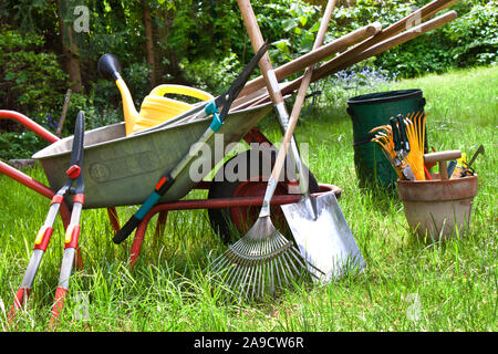 Verschiedene Gartengeräte im Garten Stockfoto