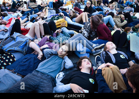 Studenten 'die-in" im September 2019 Klima Streiks (auch als Globale Aktionswoche für zukünftige bekannt), Montpelier, VT. Viele gingen von der Schule. Stockfoto