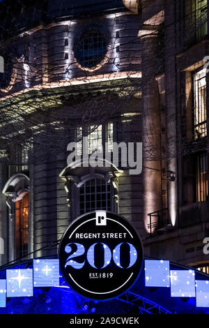 Regent Street, London, UK. 14 Nov, 2019. Weihnachten Lichter in der Regent Street, London gedreht. Credit: Guy Bell/Alamy leben Nachrichten Stockfoto