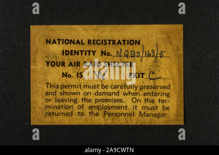 National Registration Air raid Shelter Permit Card, ein Stück Replikat-Erinnerungsstücke aus der Blitz Ära der vierziger Jahre. Stockfoto