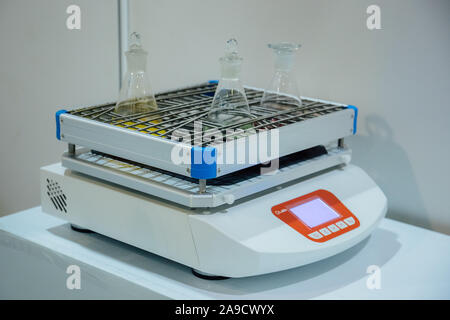 Moderne chemische Labor Kolben Shaker. Stockfoto