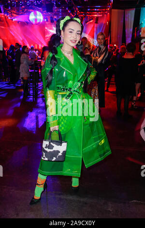 14 November 2019, Berlin: Sänger Ilira kommt zu Fasson der Bunte New Faces Award' in Spindler und Klatt. Foto: Gerald Matzka/dpa-Zentralbild/ZB Stockfoto