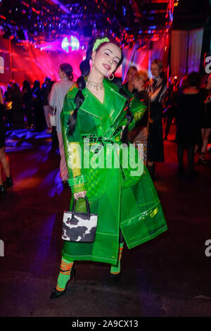 14 November 2019, Berlin: Sänger Ilira kommt zu Fasson der Bunte New Faces Award' in Spindler und Klatt. Foto: Gerald Matzka/dpa-Zentralbild/ZB Stockfoto