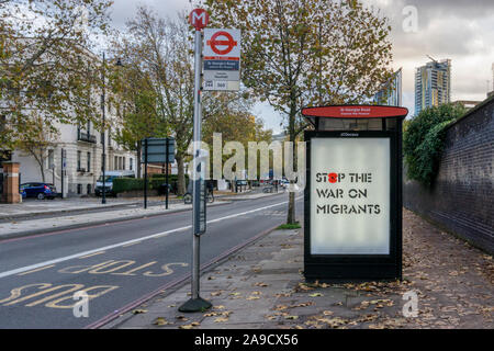 Ein Stoppt den Krieg auf Migranten Zeichen in Southwark, London. Stockfoto