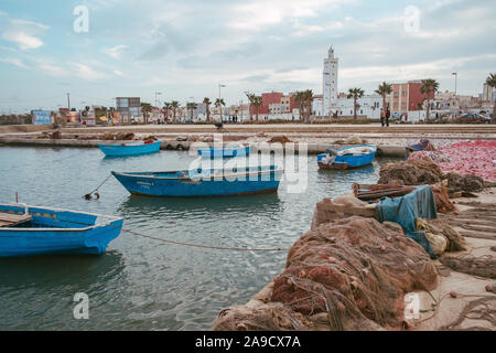 Fischerboote und Netze im Hafen von Nador, Stockfoto