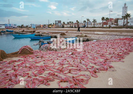 Fischerboote und Netze im Hafen von Nador, Stockfoto