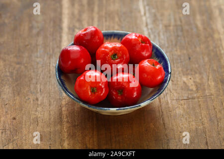 Acerola Frucht, Barbados Kirsche isoliert Stockfoto