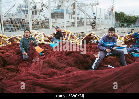 Die Fischer ihre Netze im Hafen von Tanger, Marokko Stockfoto