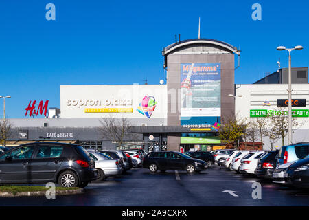 Sopron Plaza Shopping Center vorne und Parkplatz, Sopron, Ungarn Stockfoto