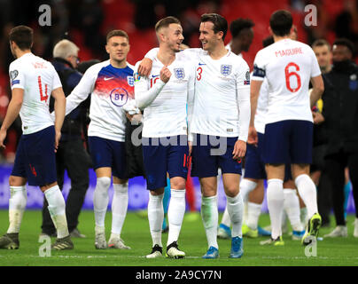 Der Engländer James Maddison (links) und Ben Chilwell feiert nach dem letzten während der UEFA EURO 2020-Qualifikationsspiel in Wembley, London pfiff. Stockfoto