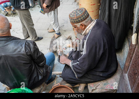 Fez, Marokko. November 9, 2019. Blick auf die lokalen charakteristischen manuelle Verarbeitung von Metall Töpfe in der Medina Stockfoto