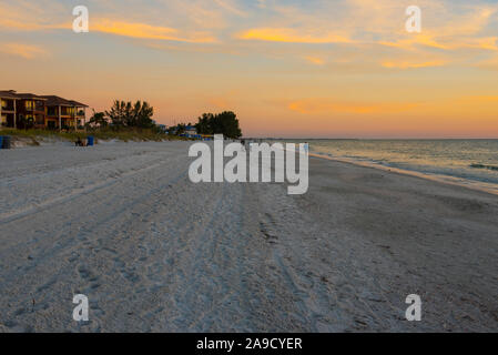 Fast Strand bei Sonnenuntergang mit einer wunderschönen orange sky verlassen Stockfoto