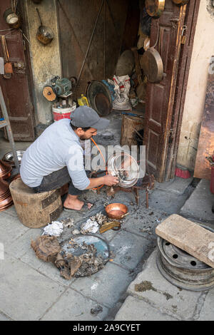 Fez, Marokko. November 9, 2019. Blick auf die lokalen charakteristischen manuelle Verarbeitung von Metall Töpfe in der Medina Stockfoto