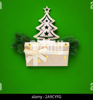 Eine Weihnachtsdekoration grüner Hintergrund mit Tannenbaum und Geschenkverpackung Stockfoto