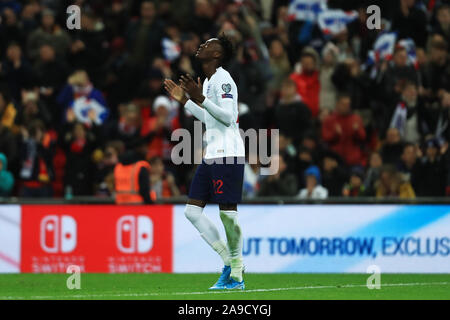 London, Großbritannien. 14 Nov, 2019. Tammy Abraham von England feiert seine Seiten 7. Ziel zählen während der UEFA-Europameisterschaft Gruppe ein qualifikationsspiel zwischen England und Montenegro im Wembley Stadion, London am Donnerstag, den 14. November 2019. (Credit: Leila Coker | MI Nachrichten) das Fotografieren dürfen nur für Zeitung und/oder Zeitschrift redaktionelle Zwecke verwendet werden, eine Lizenz für die gewerbliche Nutzung Kreditkarte erforderlich: MI Nachrichten & Sport/Alamy leben Nachrichten Stockfoto