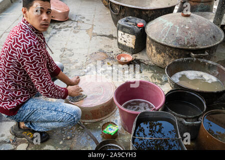 Fez, Marokko. November 9, 2019. Blick auf die lokalen charakteristischen manuelle Verarbeitung von Metall Töpfe in der Medina Stockfoto