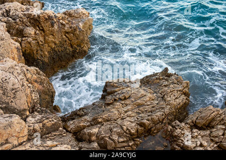 Große Felsbrocken und tidepools an der felsigen Küstenlinie von Villefranche-sur-Mer an der Französischen Riviera entlang der Süden Frankreichs. Stockfoto