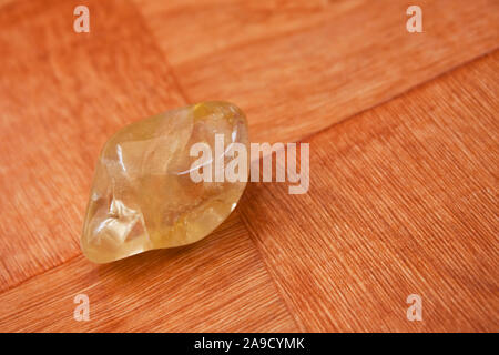 Gegen Holz- hintergrund Citrin Stockfoto