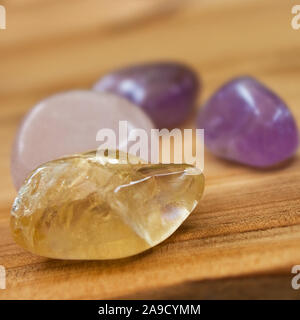 Edelsteine gegen Holz- Hintergrund Stockfoto