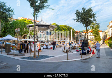 Händler verkaufen ihre Antiken und Collectibles am Antibes Flohmarkt am Place Nationale im Küstenort Antibes, Frankreich Stockfoto