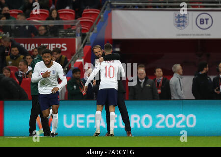 London, Großbritannien. 14 Nov, 2019. Joe Gomez (15) von England auf kommt als Ersatz für boos von Menge, als Gareth Southgate ihn sendet für Maurer Berg (10). UEFA Euro 2020 Qualifikation, Gruppe A Match, England v Montenegro im Wembley Stadion in London am Donnerstag, den 14. November 2019. EDITORIAL NUR VERWENDEN. Dieses Bild dürfen nur für redaktionelle Zwecke verwendet werden. Nur die redaktionelle Nutzung, eine Lizenz für die gewerbliche Nutzung erforderlich. Keine Verwendung in Wetten, Spiele oder einer einzelnen Verein/Liga/player Publikationen pic von Andrew Obstgarten/Andrew Orchard sport Fotografie/Alamy leben Nachrichten Stockfoto