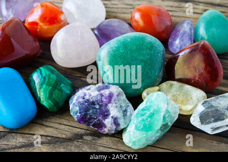 Edelsteine gegen Holz- Hintergrund Stockfoto