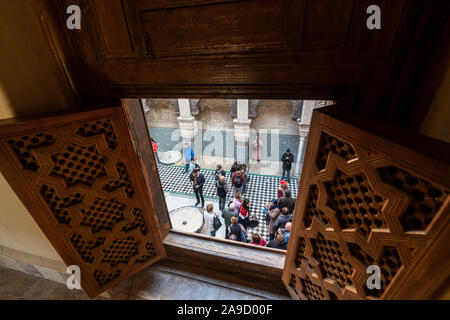 Fez, Marokko. November 9, 2019. Blick auf die Innenräume der Al Attarine Madrasa Stockfoto