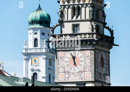 Der Turm der Stadt Halle und der Turm der Kathedrale St. Stephan in Passau