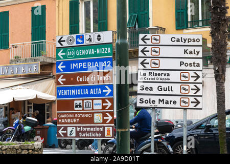 Zwei Schilder am Straßenrand mit vielen Städten und Richtungen, in das städtische Zentrum von Ventimiglia, Italien Stockfoto