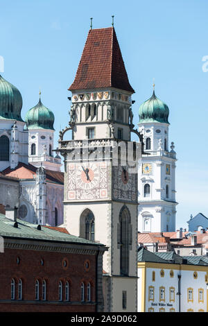 Der Turm des Alten Rathauses und den Türmen der Kathedrale St. Stephan in Passau Stockfoto