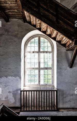 Fenster und hölzerne Treppe in einem Turm in der Veste Oberhaus in Passau Stockfoto