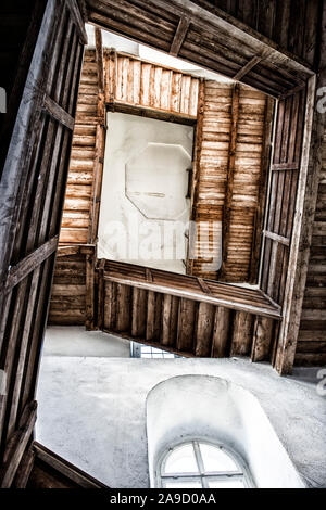 Hölzerne Treppe in das Innere eines Turmes in der Veste Oberhaus in Passau Stockfoto
