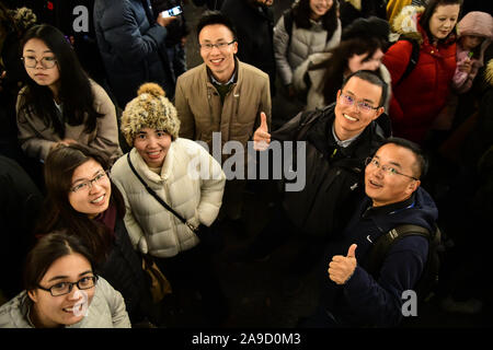 London, Großbritannien. 14 Nov, 2019. Eine Gruppe von chinesischen Teilnehmern die Regent Street Weihnachtsbeleuchtung Einschalten der 200. Jahrestag am 14. November 2019, London, UK feiern. Bild Capital/Alamy leben Nachrichten Stockfoto