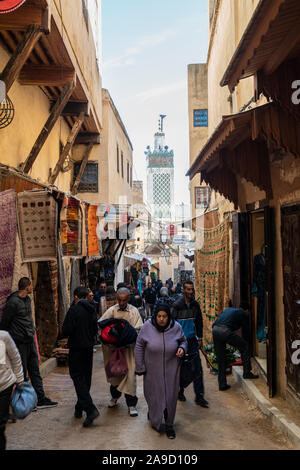 Fez, Marokko. November 9, 2019. Die Menschen auf den Straßen der Medina Stockfoto