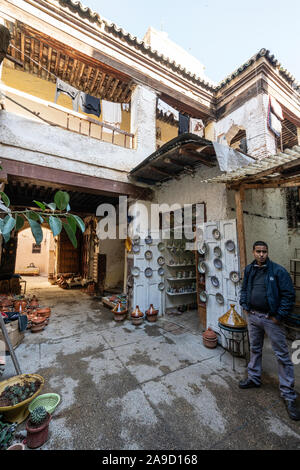 Fez, Marokko. November 9, 2019. stände der Artisan Keramik Anbieter in der Medina Stockfoto