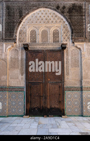 Fez, Marokko. November 9, 2019. Eine verzierte Holztür in der Bou Inania madrasa Gebäudekomplex Stockfoto