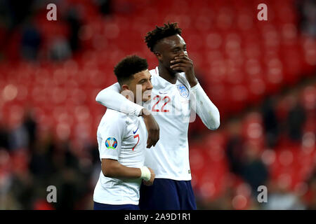 LONDON, ENGLAND - 14. NOVEMBER Tammy Abraham von England und Jason Sancho von England feiern, nachdem seine Seiten 7-0 Sieg gegen Montengegro während der UEFA-Europameisterschaft Gruppe ein qualifikationsspiel zwischen England und Montenegro im Wembley Stadion, London am Donnerstag, den 14. November 2019. (Credit: Leila Coker | MI Nachrichten) das Fotografieren dürfen nur für Zeitung und/oder Zeitschrift redaktionelle Zwecke verwendet werden, eine Lizenz für die gewerbliche Nutzung Kreditkarte erforderlich: MI Nachrichten & Sport/Alamy leben Nachrichten Stockfoto