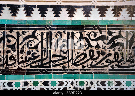 Fez, Marokko. November 9, 2019. Die Details der Dekorationen in den Bou Inania madrasa Gebäudekomplex Stockfoto
