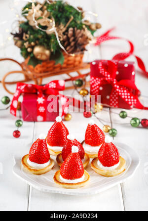 Santa Claus Pfannkuchen mit Sahne und Erdbeeren, Kulinarische Weihnachten Idee Stockfoto