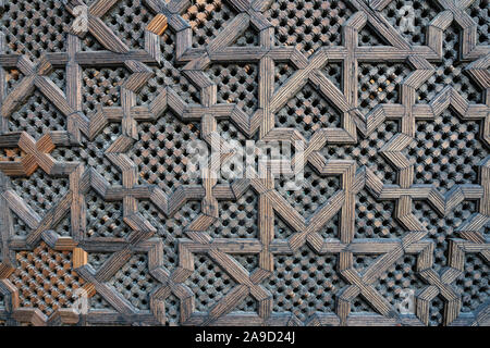 Fez, Marokko. November 9, 2019. Die Details der Dekorationen in den Bou Inania madrasa Gebäudekomplex Stockfoto