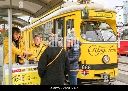 Wien, ÖSTERREICH - NOVEMBER 2019: Leute Tickets kaufen für eine Fahrt auf der Vienna Ring Tram, ein Vintage elektrische Straßenbahn Stockfoto