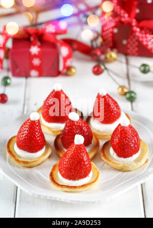 Santa Claus Pfannkuchen mit Sahne und Erdbeeren, Kulinarische Weihnachten Idee Stockfoto