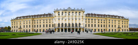 Wien, ÖSTERREICH - NOVEMBER 2019: Panoramablick auf das Schloss Schönbrunn in Wien mit den Besuchern, die zu Fuß auf dem Grundstück. Stockfoto